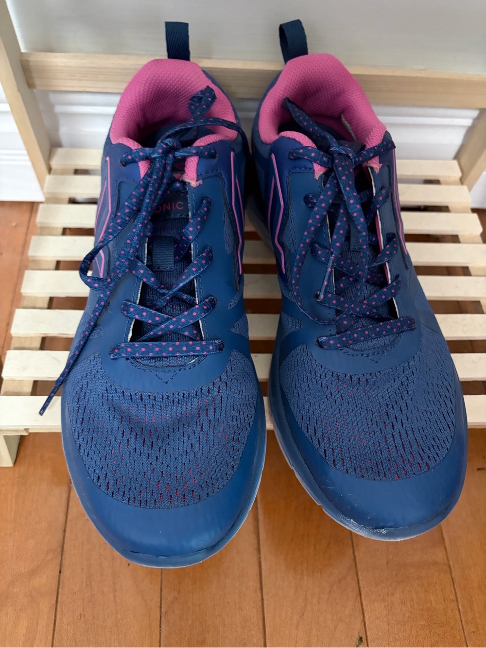 Vionic Brisk Miles Active Women’s Size 8 Navy and Pink Athletic Sneakers in EUC